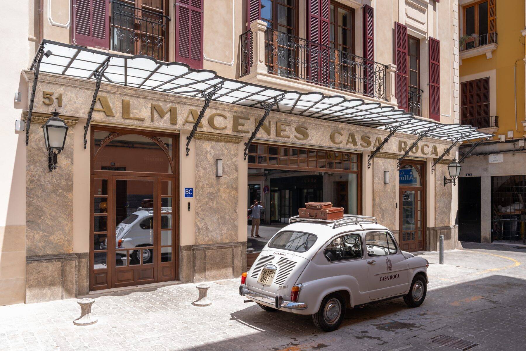 La façana dels Magatzems Casa Roca al Carrer dels Hostals